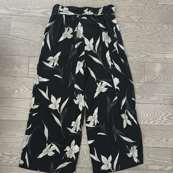 A New Day | Flowy Cropped Floral Pants - Picture 3 of 5